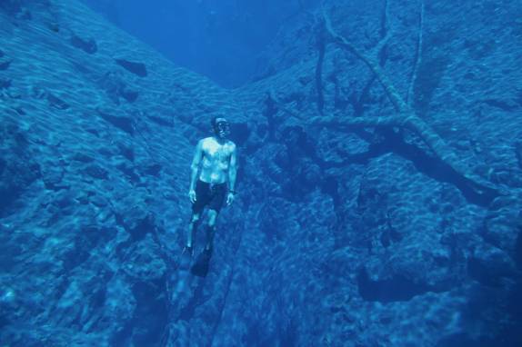 Explorando a Lagoa Misteriosa, em Bonito, no Mato Grosso do Sul, apenas com os pulmões